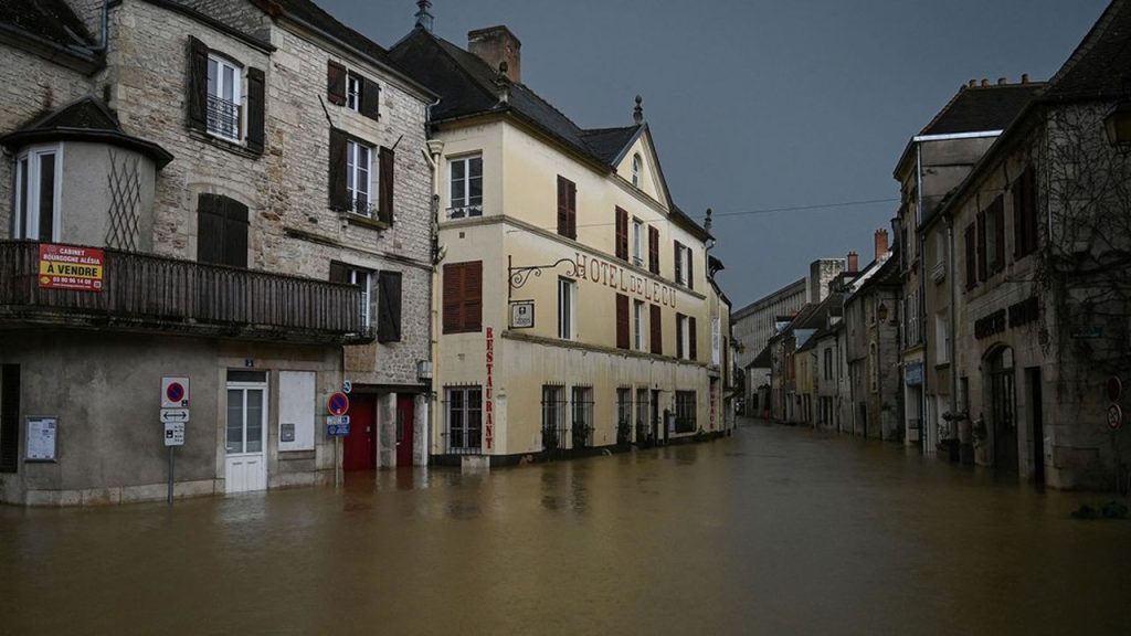 découvrez les prévisions concernant la hausse des prix des assurances habitation en 2025. informez-vous sur les facteurs influençant ces augmentations et comment protéger votre budget tout en bénéficiant d'une couverture adéquate.