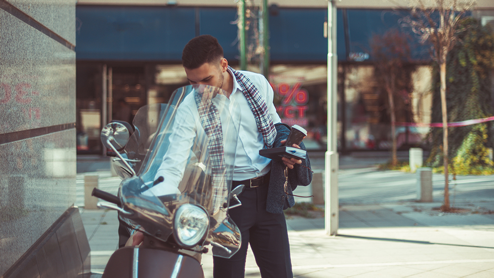 découvrez notre guide sur l'assurance moto pour les jeunes conducteurs : conseils, options et meilleures offres pour protéger votre véhicule tout en respectant votre budget.