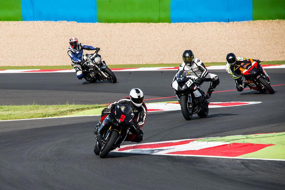 découvrez l'assurance moto sur circuit, une couverture adaptée pour les passionnés de course qui souhaitent protéger leur véhicule et leur sécurité sur piste. profitez d'une sérénité totale lors de vos sessions de pilotage avec une assurance complète et personnalisée.