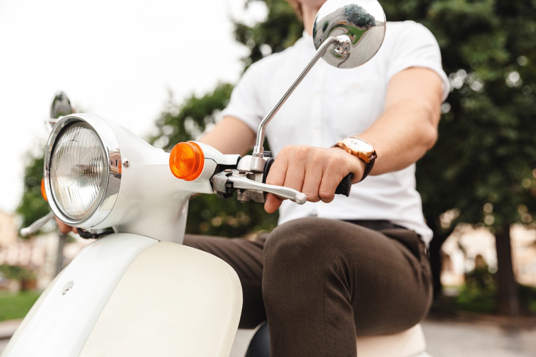 découvrez notre guide complet sur l'assurance scooter : comparez les offres, trouvez la couverture idéale et protégez votre véhicule avec les meilleures garanties adaptées à vos besoins.