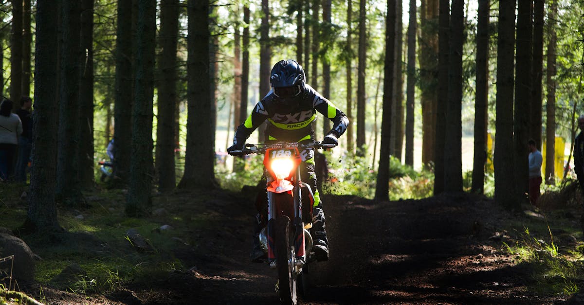 découvrez le monde passionnant de l'enduro, une discipline de motocyclisme qui allie adrénaline et aventure à travers des terrains variés. que vous soyez débutant ou expert, plongez dans les techniques, les équipements et les meilleures destinations pour vivre des moments inoubliables sur deux roues.