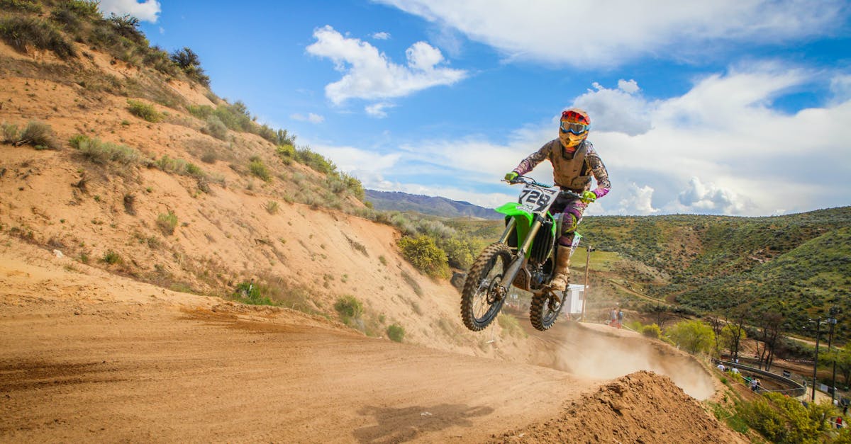 découvrez l'univers passionnant du motocross : aventures sur terrain accidenté, performances extrêmes, et conseils pour riders de tous niveaux. vivez la vitesse et la liberté sur deux roues !