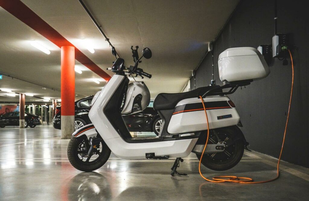 découvrez les scooters électriques 2024 : alliez innovation, performance et respect de l'environnement. explorez notre sélection de modèles tendance, adaptés à tous vos besoins de mobilité urbaine. roulez vers l'avenir dès aujourd'hui !