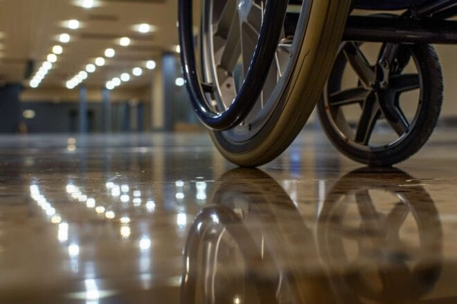 découvrez les étapes pour obtenir le remboursement de votre fauteuil roulant. informez-vous sur les conditions, les démarches à suivre et les aides financières disponibles pour faciliter votre mobilité.