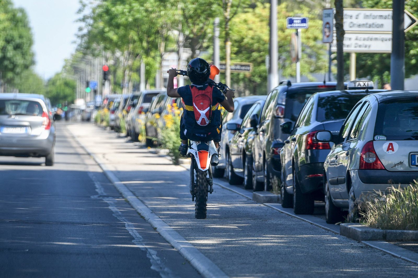 découvrez notre guide sur les motos sans permis ni assurance. explorez les options disponibles, les réglementations en vigueur et les conseils pratiques pour rouler en toute sécurité tout en respectant la législation.