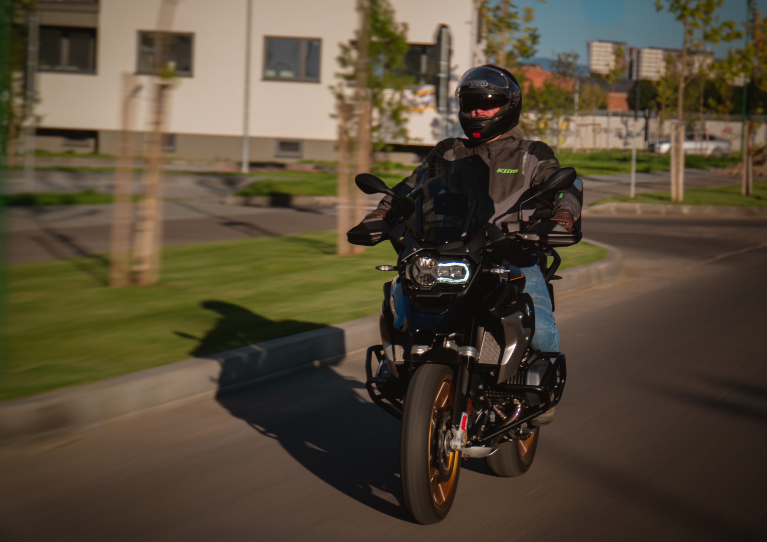découvrez comment choisir la meilleure assurance pour votre moto 125cc. comparez les offres, bénéficiez de conseils d'experts et trouvez la couverture idéale pour rouler en toute sérénité.
