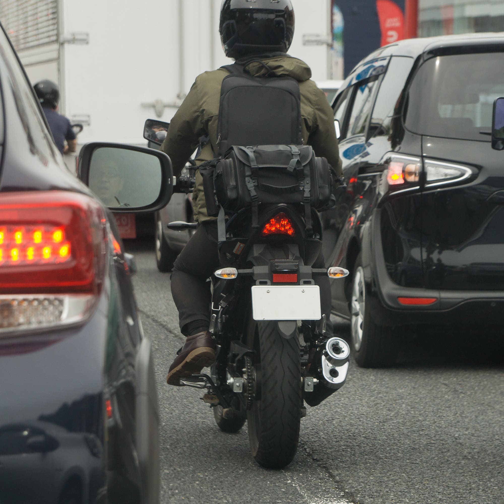 découvrez tout sur la circulation inter-files en moto : réglementation, conseils pratiques et sécurité pour une conduite fluide et responsable. apprenez à naviguer dans le trafic en toute sérénité.