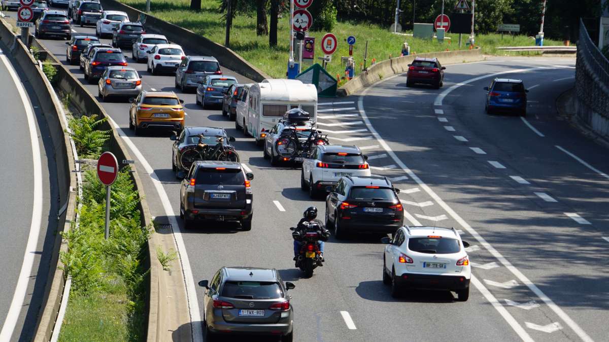 découvrez tout ce qu'il faut savoir sur la circulation inter-files en moto. apprenez les règles, les avantages et les précautions à prendre pour une conduite sécurisée et fluide dans le trafic.