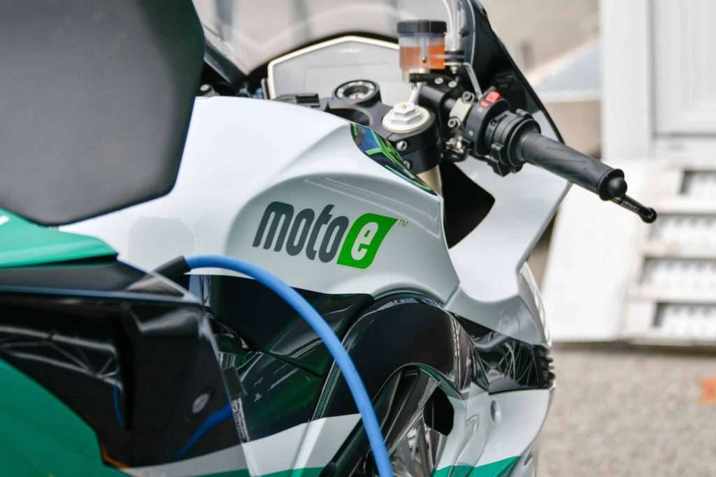 découvrez comment l'économie des assurances évolue avec l'essor des deux-roues électriques. explorez les avantages, les réductions potentielles et les spécificités de la couverture pour ces véhicules écologiques, tout en bénéficiant de conseils pour optimiser votre assurance.