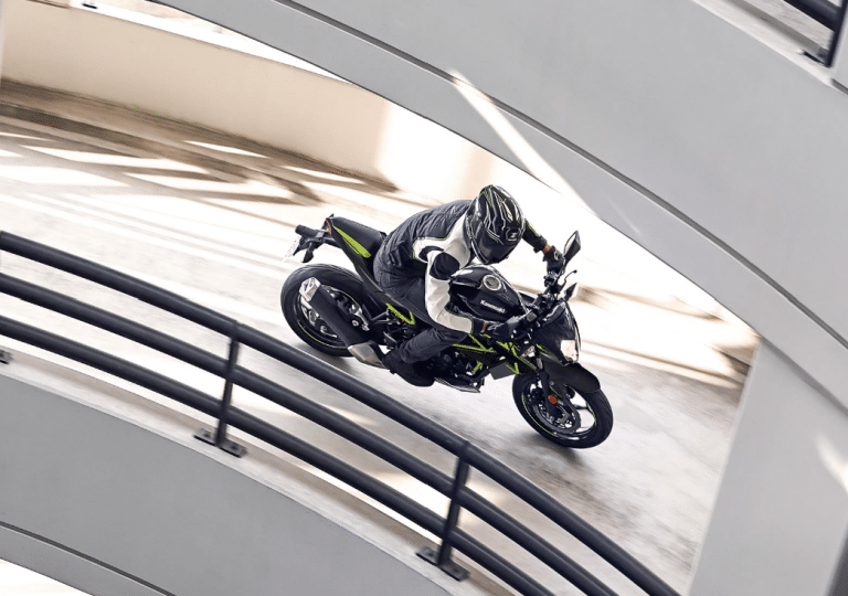 découvrez l'assurance moto en france pour 2025 : des tarifs à partir de 423€, avec une augmentation de 8%. protégez votre deux-roues tout en maîtrisant votre budget.
