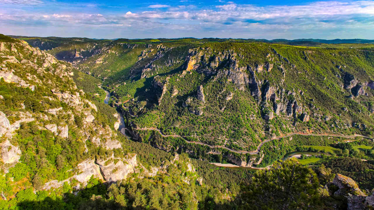 découvrez les meilleures balades à moto de l'été ! partez à l'aventure sur des routes pittoresques, explorez des paysages époustouflants et vivez des moments inoubliables sur votre deux-roues. préparez votre itinéraire idéal pour une saison pleine de sensations.