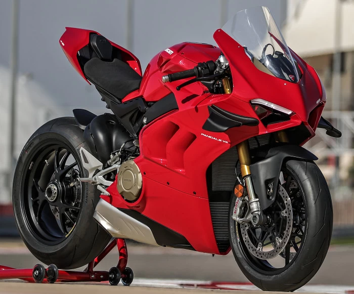 découvrez la ducati panigale v4 s, la moto de police rapide qui allie performance exceptionnelle et technologie de pointe. conçue pour assurer la sécurité sur les routes, cette machine emblématique offre une maniabilité agile et une puissance inégalée. idéale pour les interventions rapides, elle repousse les limites de la vitesse et du contrôle.