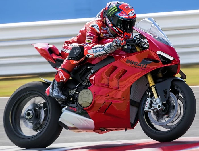 découvrez la ducati panigale v4 s, la moto de police alliant performance exceptionnelle et rapidité. avec son moteur puissant et son design aérodynamique, cette machine est conçue pour garantir une sécurité optimale tout en offrant une expérience de conduite inégalée.