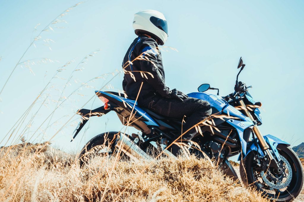 découvrez notre sélection d'équipements moto estivaux pour rouler en toute sécurité et confort. profitez de vêtements légers, de casques ventilés et d'accessoires adaptés aux chaudes journées d'été, pour une expérience de conduite optimale.