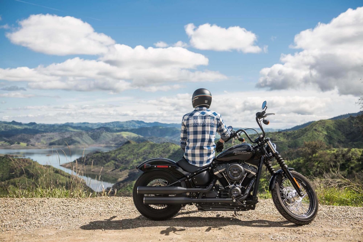 découvrez notre sélection d'équipements de moto pour l'été, alliant confort et sécurité. profitez de vestes légères, gants ventilés et casques adaptés pour vos balades sous le soleil. roulez en toute confiance avec notre gamme spécialement conçue pour la saison estivale.