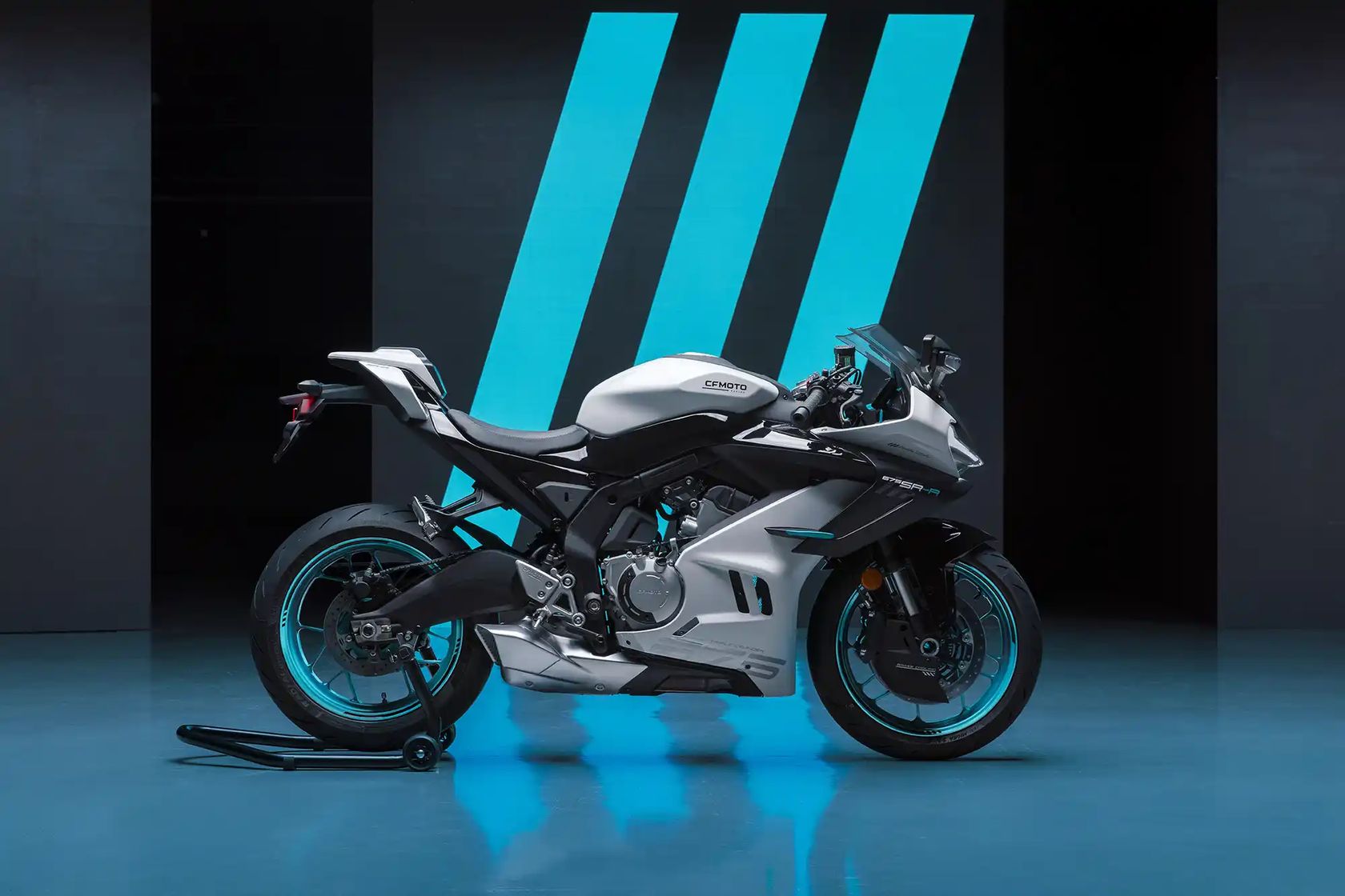 découvrez la moto intelligente cfmoto, alliant technologie avancée et performance sur route. profitez d'une expérience de conduite inégalée avec des fonctionnalités innovantes qui rendent chaque trajet plus agréable et sécurisé.