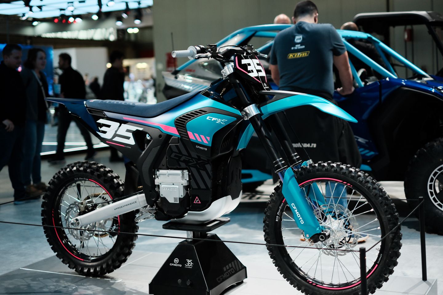 découvrez la moto intelligente cfmoto, alliant technologie avancée et performance exceptionnelle. conçue pour les passionnés de conduite, elle offre des fonctionnalités innovantes pour une expérience de conduite inégalée.