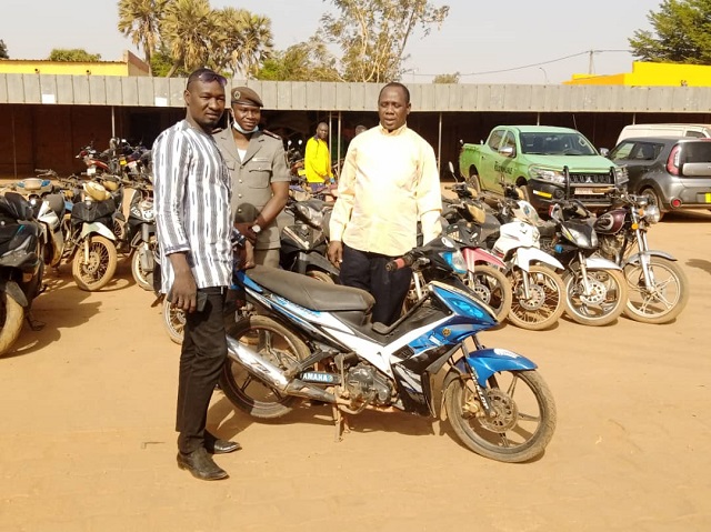 découvrez l'incroyable histoire de la moto retrouvée : un récit captivant sur des aventures inattendues, des trésors cachés et la passion des motards pour redonner vie à une machine oubliée. suivez le parcours de cette moto, de sa découverte à sa renaissance, et plongez dans l'univers fascinant de la restauration mécanique.
